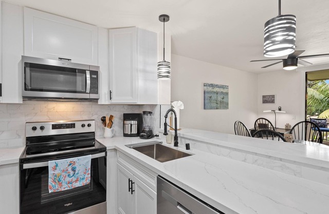 G6 North Coast Village - 1 Brdrm cottage- Beautiful renovated kitchen, complex directly on beach!