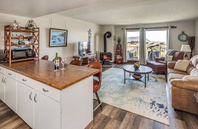 G634 1 Bedroom 2nd Floor Elevator No Cleaning fees
