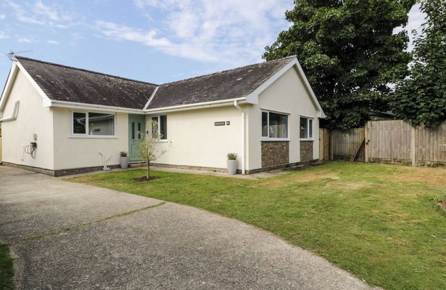 GAGA AR Y TRAETH, pet friendly, with a garden in Morfa Bychan