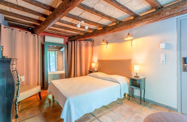 Galet Rose Room with Shared Pool, Wi-Fi and Air Conditioning