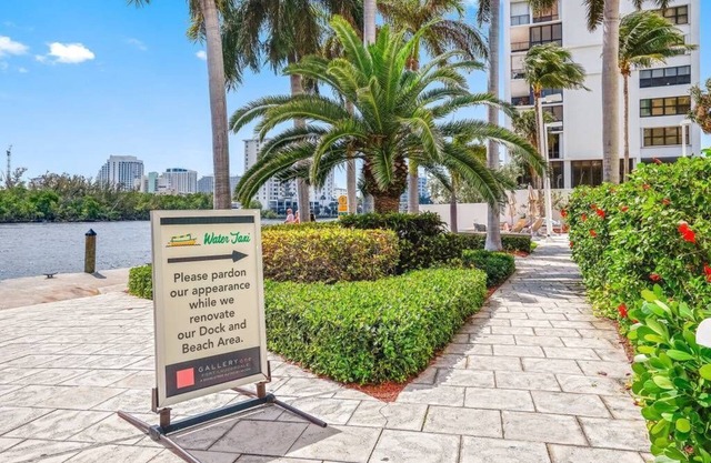 Galleria Mall Hotel Walk to the Beach