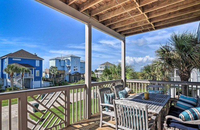 Galveston 'Beach Retreat' House - Walk to Beach