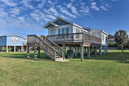 Galveston Cottage with Deck Walk to Beach!