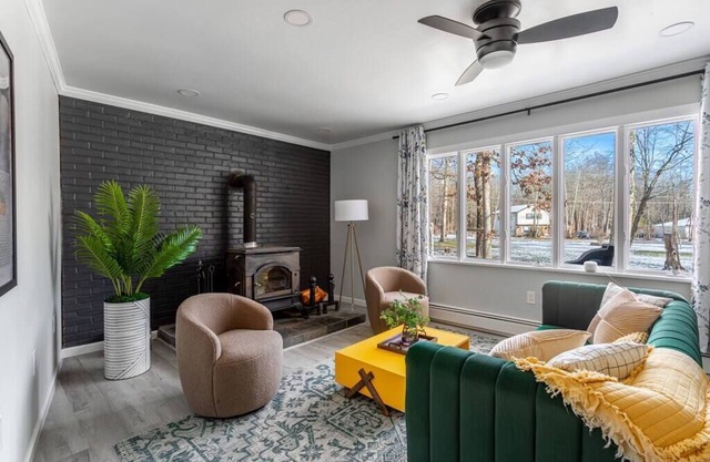 Game Room | 4 BDR | Close to Town