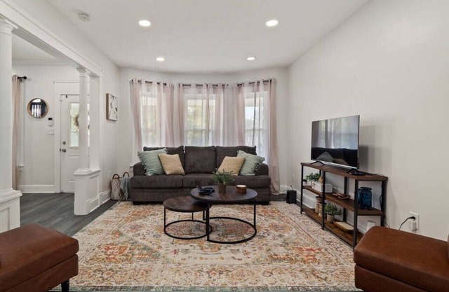 Game Room! 7 Min To Downtown CLE!