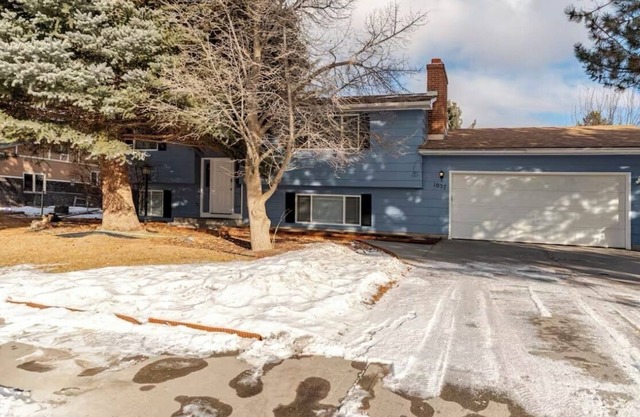 Game room, Deck, Outside Fire pit, AC, Close to Airport & Pet Friendly!