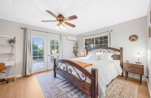 Game room & Fire Pit|Short Walk to Downtown!