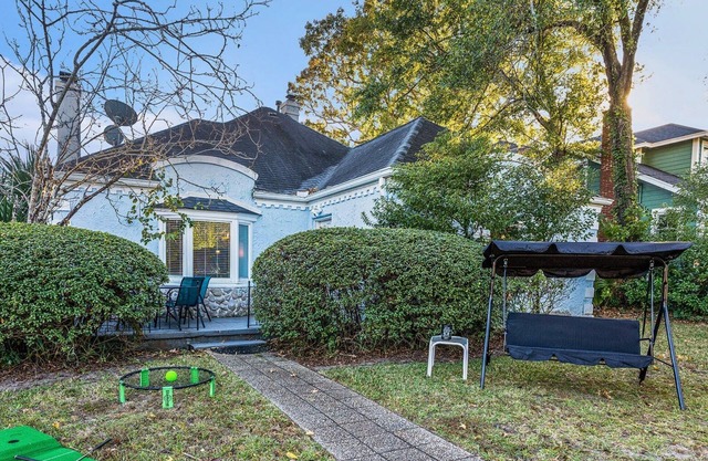 Game Room Hot Tub King Bed WiFi W/D Full Kitchen Pet-Friendly!