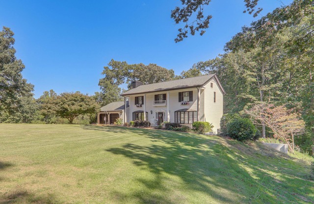 Game Room + Pond: Spacious Gainesville Getaway!