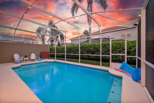 Game Room + Private Heated Pool + 8 MI to Disney