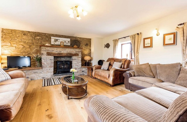 Gamekeepers Cottage, Holiday Cottage Nr St Brides, Sleeps 6, 3 bedrooms, bathrooms