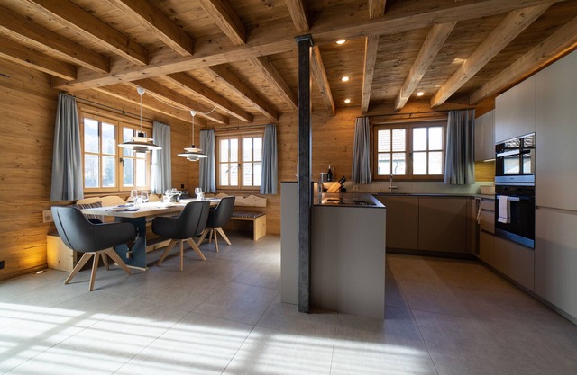 Gamserrugg 6-room chalet with mountain view