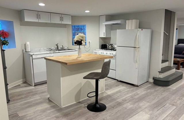 Garden 2-bedroom Unit 1 Block from the Lake and Public Transportation + Wifi