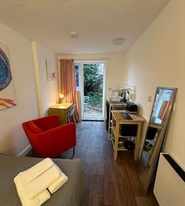 Garden Apartment with free Parking and EV