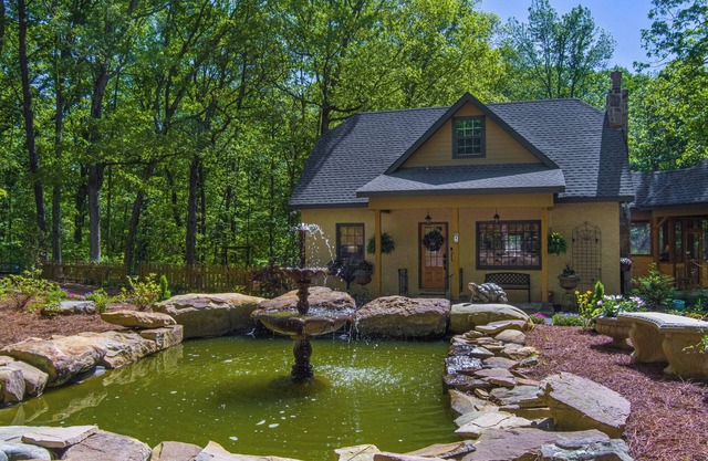 Garden Cottage-historic cottagew/hot tub