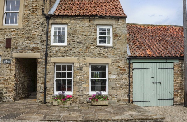 GARDEN COTTAGE, pet friendly, character holiday cottage in Ovington