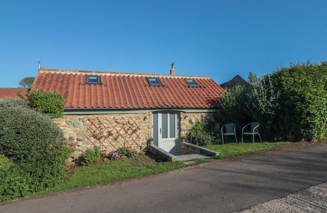 GARDEN COTTAGE, romantic, with a garden in Scalby