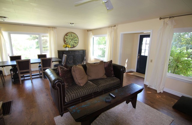 Garden Creek Retreat - Remodeled Home with Luxury Furnishings