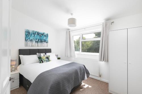 Garden Escape Spacious 2 Bed with Parking