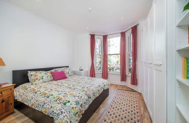 Garden flat next to canal