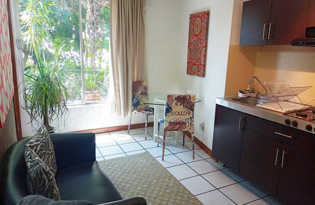 GARDEN HOUSE 1 BDR/DOUBLE BED/FULL BATHROOM/KITCHEN/LIVING & DINING ROOM