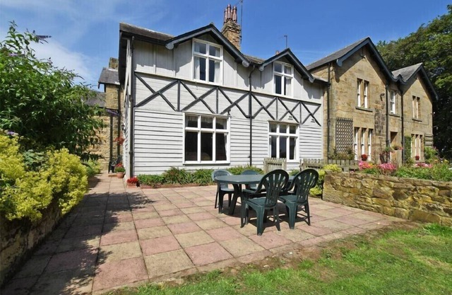 GARDEN HOUSE, pet friendly, with a garden in Alnmouth