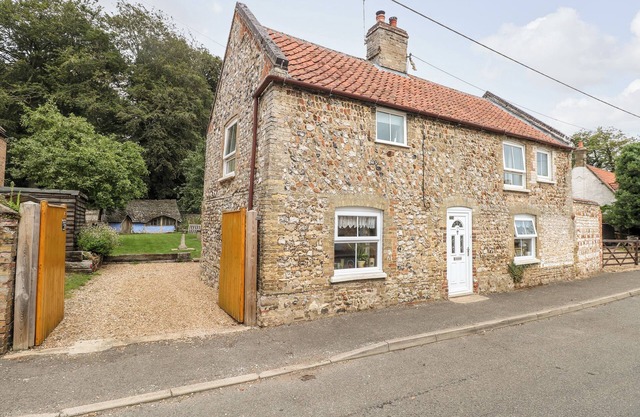 GARDEN HOUSE, pet friendly, character holiday cottage in Northwold