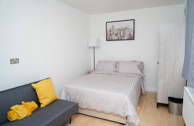 Garden-Level Retreat – 30 Min to LHR & 5 min Tube