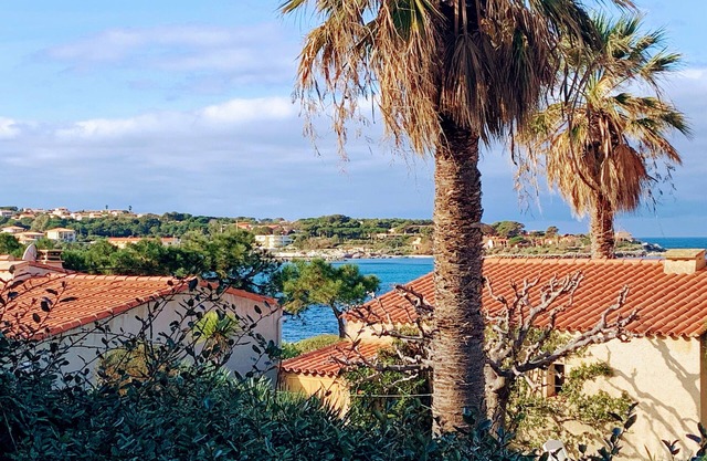 Garden level, sea view, 1-minute walk from a peaceful cove