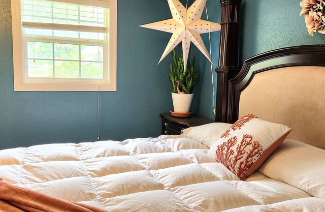 Garden retreat 15 minutes from downtown Tampa with pool, billiards and hammock!