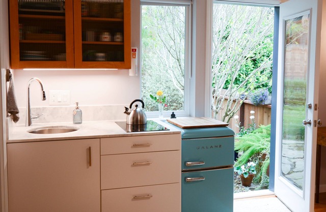Garden studio oasis w/kitchenette and private entrance