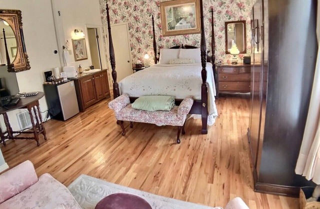 Garden Suite + Flat walk to Downtown + Parking