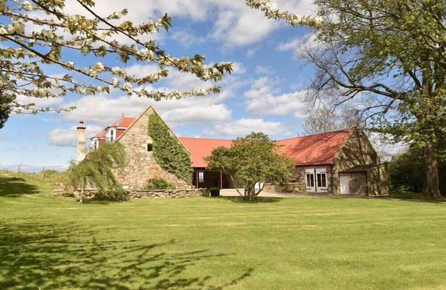 GARDENER'S COTTAGE, pet friendly, with open fire in Elgin