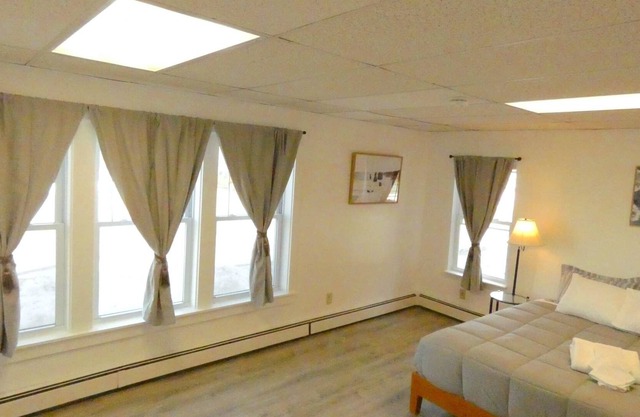 Gardiner, ME - (508 W #3) Beautiful Furnished 2-Bedroom Apt