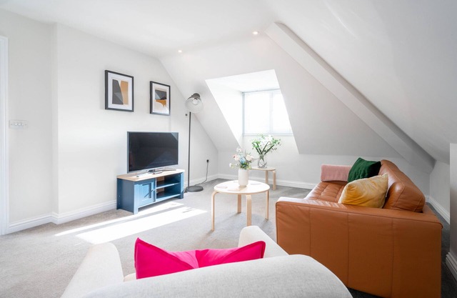 Garland Penthouse|Large 2BR|Close to town centre