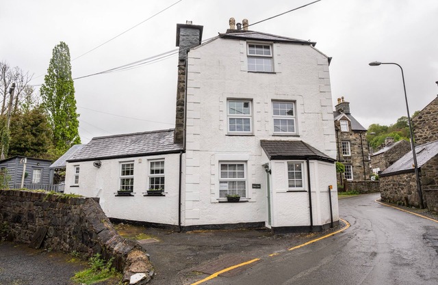 GARN VIEW, pet friendly, character holiday cottage in Dolgellau