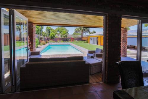 Garten Wohnung mit Pool, 2 Schlafzimmer