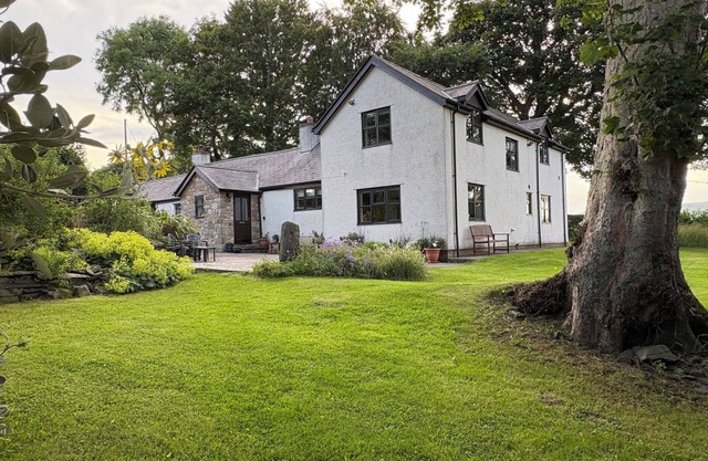 GARTH COTTAGE, pet friendly, luxury holiday cottage in Denbigh