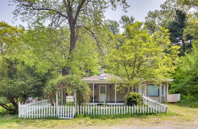 Gary Cottage w/Outdoor Dining Areas - Near Beach!