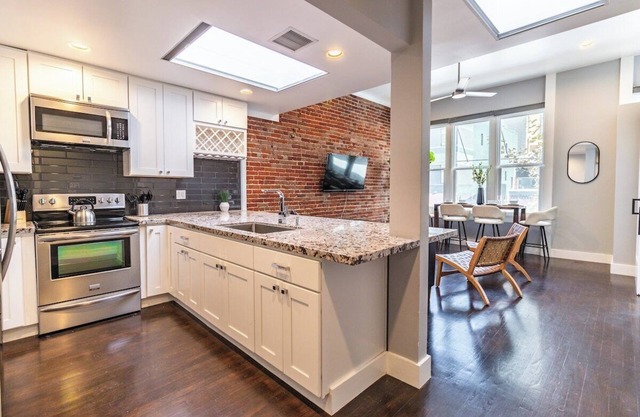 Gaslamp Luxury 2BR: Queen Beds, Smart TV, AC