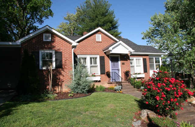 GASLIGHT COTTAGE - Downtown Hendersonville