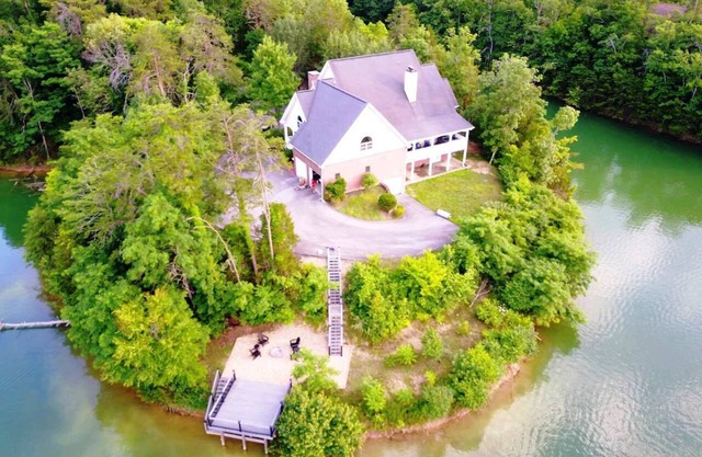GATED 5 ACRE PRIVATE LAKEFRONT HOME-THEATER ROOM, GAMES ROOM, HOT TUB, BOAT DOCK