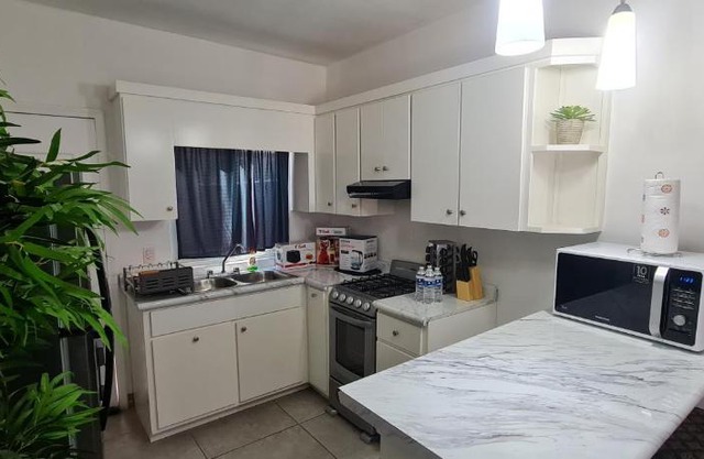 GATED AND VERY SECURED WHITE HOUSE 6 MINS FROM THE BEACH