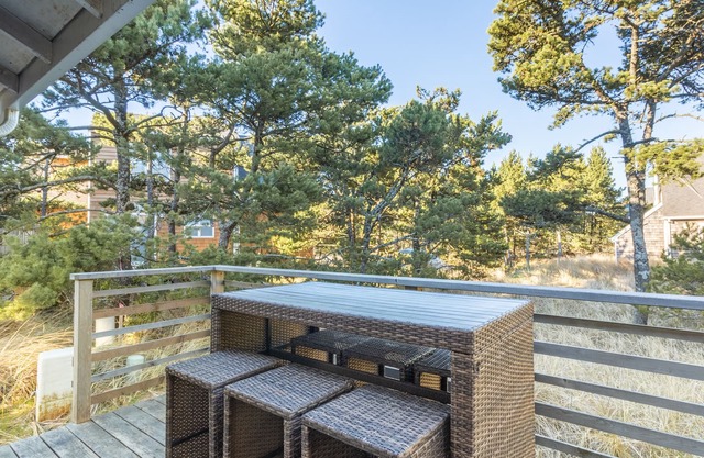 Gated Community Home, short walk to the beach or enjoy the bbq on the deck