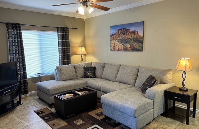 Gated Condo; pool, hot tub, gym, 2 bedrooms, 2 bath, 5 min to Cardinals Stadium