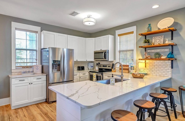 Gated, Dog Friendly, 3 Pools, Hot Tub, Screened Balcony!
