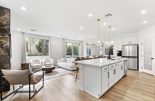 Gated,new 5bed home in Vegas Summerlin (Red Rock Casino area),w/Hot Tub,BBQ,etc