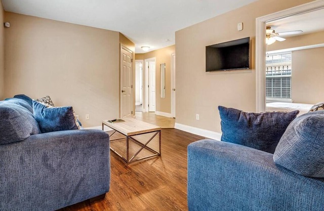 Gated NOLA Apt, Centrally Located, Sleeps 8 & Great for Groups!