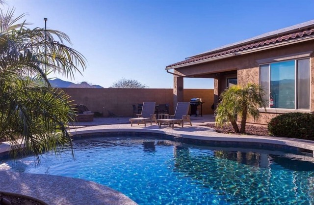Gated spacious oasis w/ pool, BBQ, huge kitchen