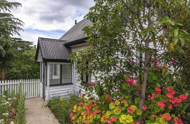 Gatehouse on Stoke is a fully modernised cosy and inviting Heritage cottage.
